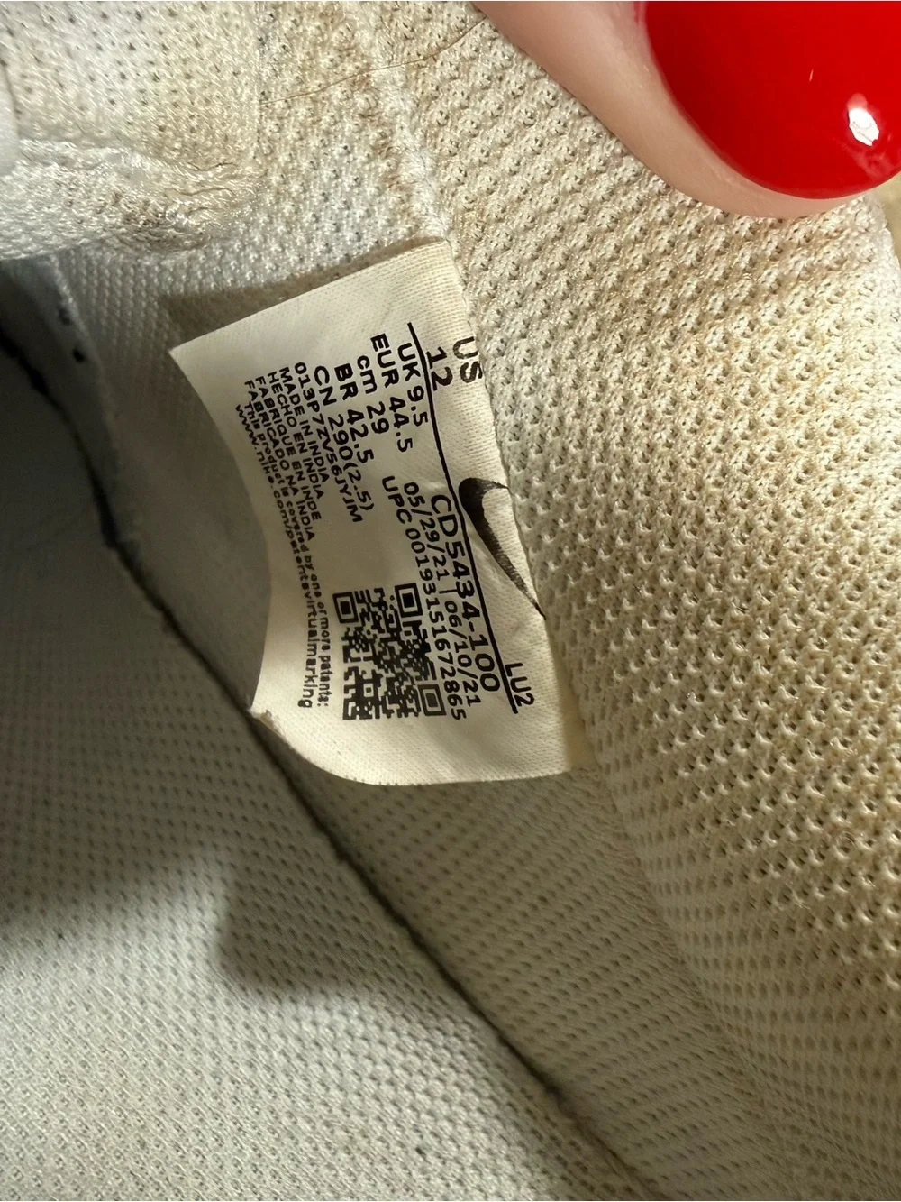 Nike White Low-Top Leather Sneakers — Clean Court Style